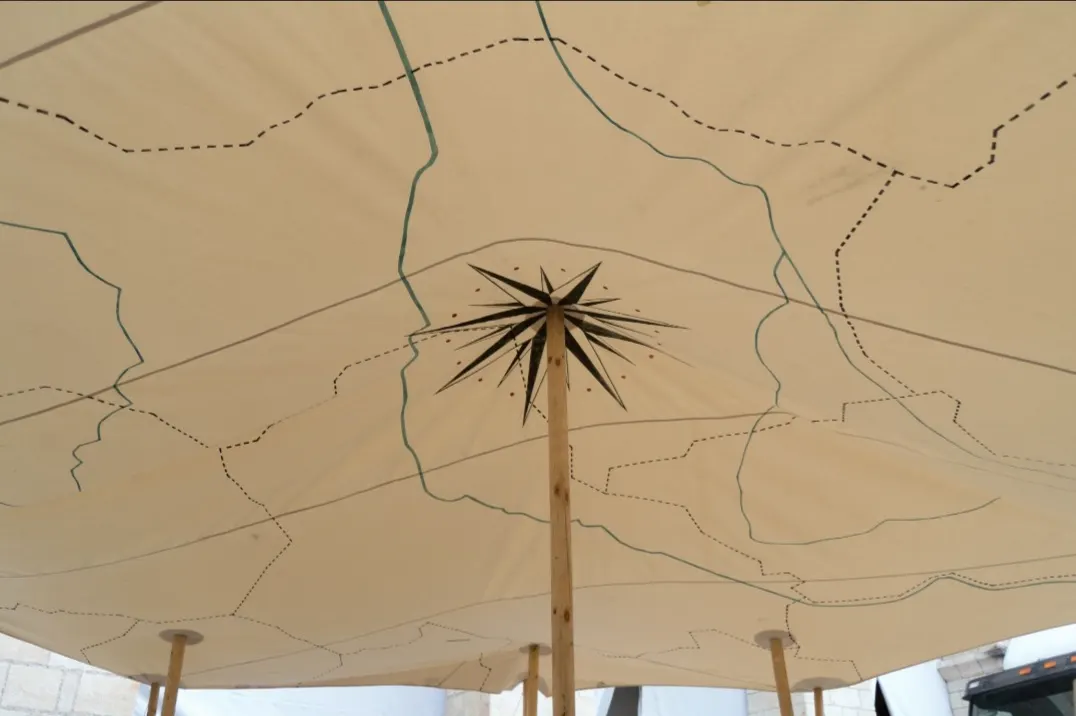 Détail de l'étoile cousue main à l'intérieur d'un tipi